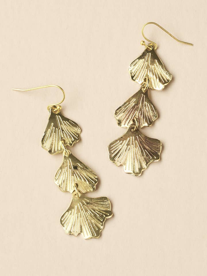 Pendiente de declaración de triple gota con hoja de ginkgo Sayuri - Oro para venta al por mayor de Matr Boomie Fair Trade