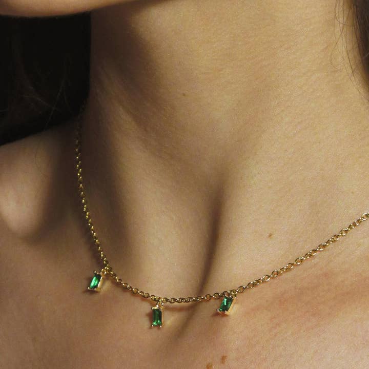 Colar pingente de strass zircão verde esmeralda e outras tendências em Compre pingentes ferramentas orixás B2B. Devoluções gratuitas e condições de pagamento a 60 dias na Faire na Faire.