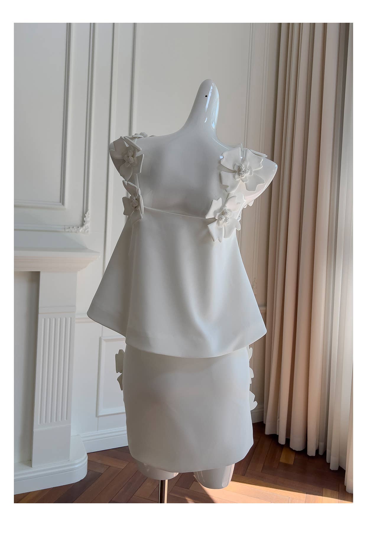 Amourique - Vente Robe – femme - Jardin Blanc Couture - Ensemble satin structuré avec applique florale2
