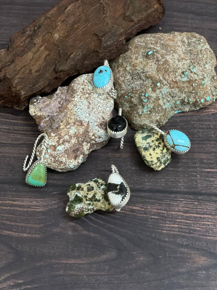 Handgemaakte Sterling Zilveren Hoedenspeld met Meerdere Stenen, Gesigneerd Nizhoni voor wholesale door Nizhonitradersllc