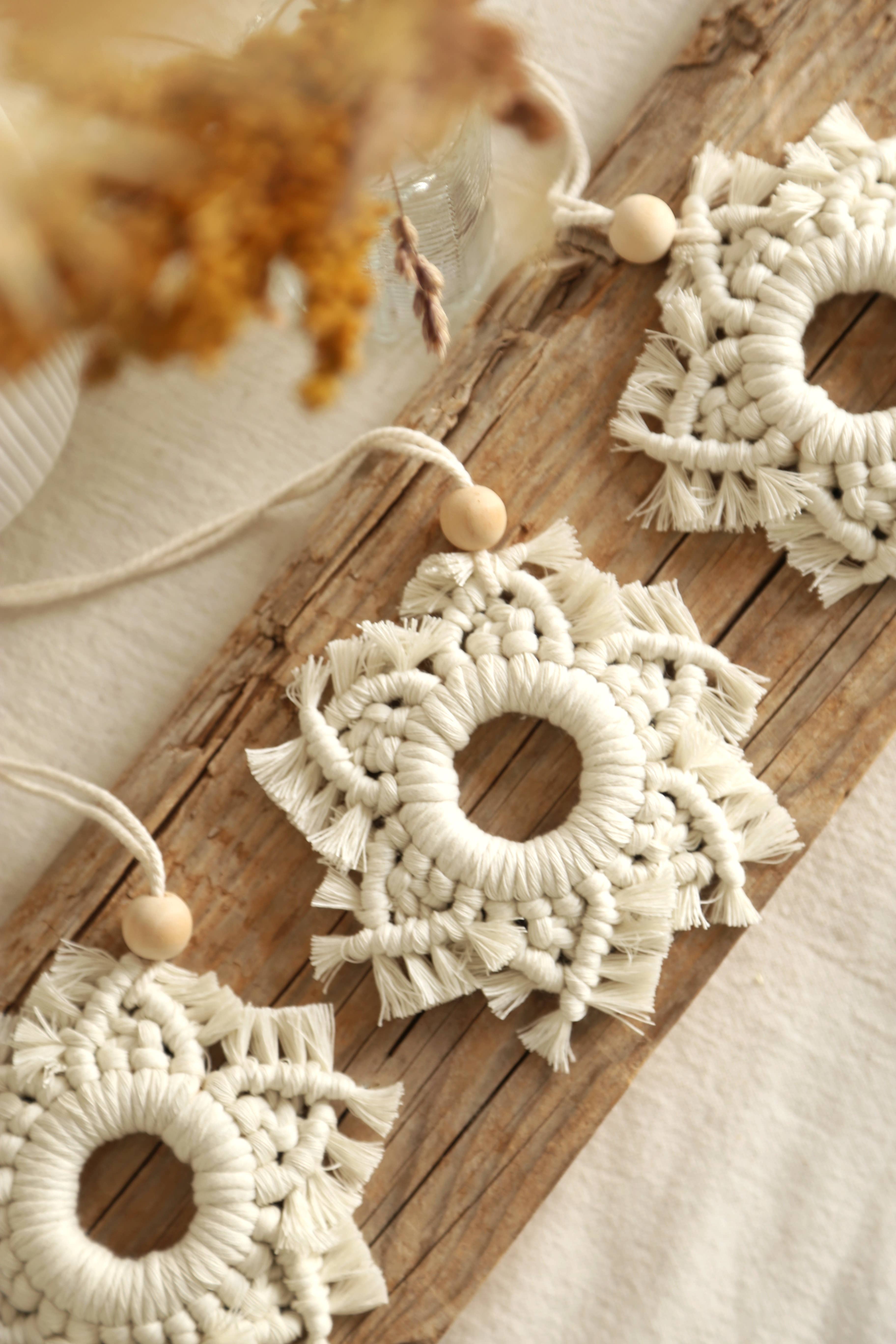 The Frenchie Knot – Ornamento por atacado – Enfeites de floco de neve de macramê para Natal2