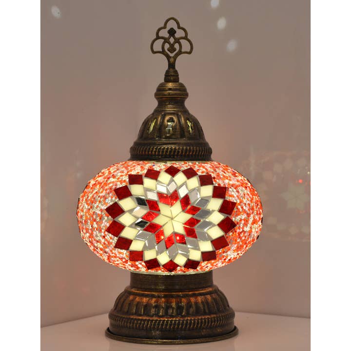 86007: LAMPADA DA TAVOLO CON PARALUME A MOSAICO PRESSATO DA 7" "SQUATTY" per la vendita all'ingrosso da parte di Import Corner