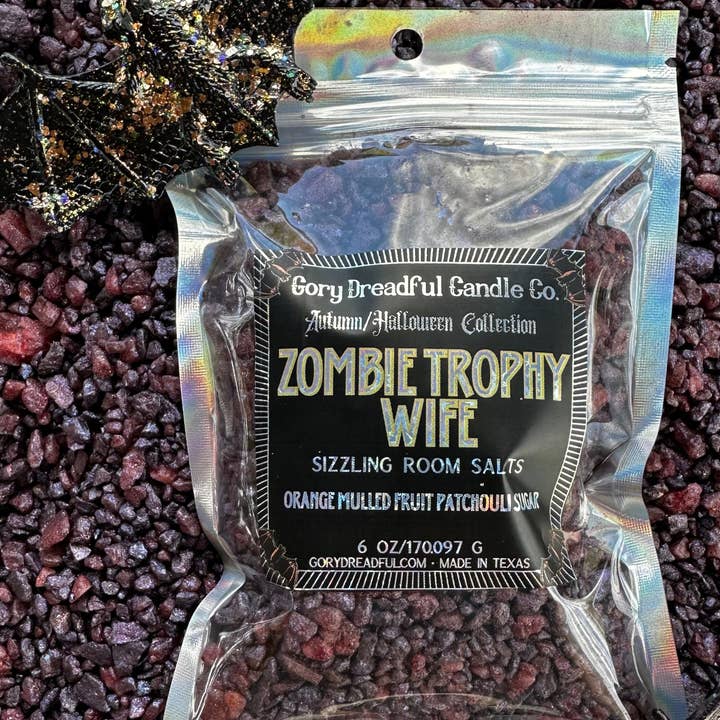 Femme Trophée Zombie Pot-pourri de Cristaux de Sel Épicé pour la Chambre : Parfum de Sucre Patchouli Orange et Fruits Mijotés pour la vente par Gory Dreadful Candle Co