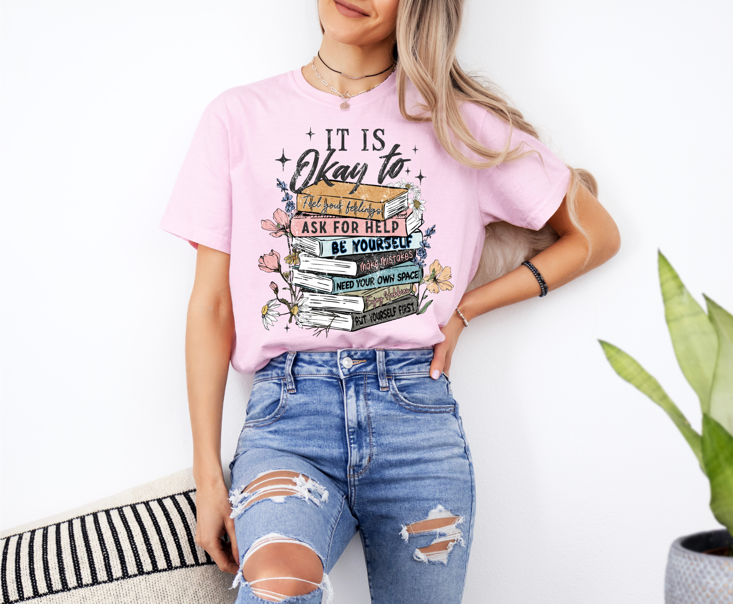 CMD Wholesale – T-shirt gráfica - Unissexo por atacado – Camiseta Gráfica "It's Okay To Books"1