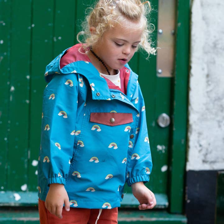 Anorak imperméable recyclé bleu arc-en-ciel pour la vente par Little Green Radicals EU