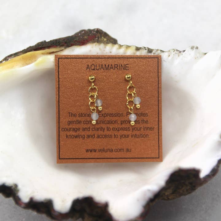 Boucles d'oreilles clous avec goutte de pierre de naissance de l'âge d'or pour la vente par Veluna