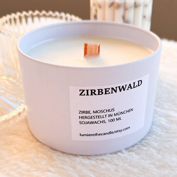 ZIRBENWALD – Vela perfumada com pavio de madeira (130 ml) por atacado de lumierethecandle