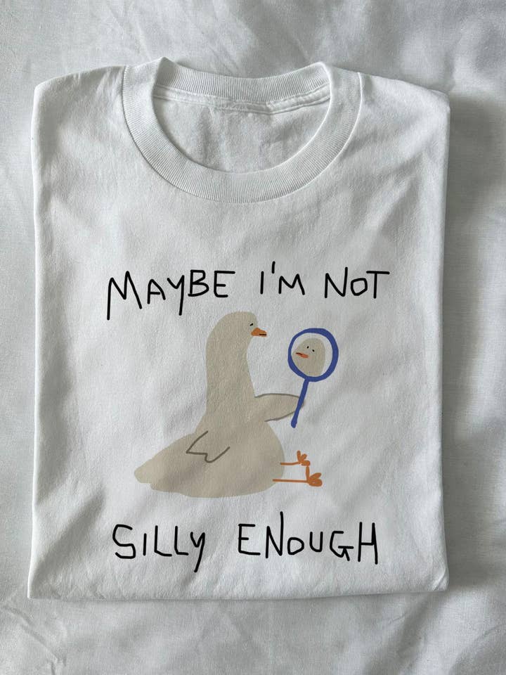 Peut-être que je ne suis pas assez bête T-shirt, T-shirt d'oie triste et bête pour la vente par SONDO DESIGN LTD