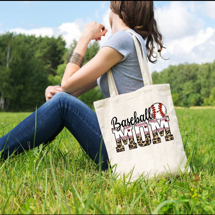 Sac fourre-tout Maman Baseball pour la vente par Smile Graphics and Design