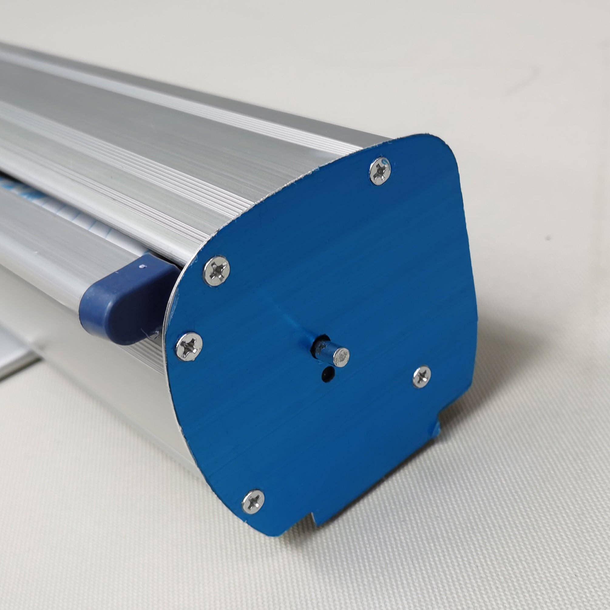 FIXTUREDISPLAYS – Engroshandel Banner – 31,5" B x 80" H Bærbar lodret udtrækkelig roll-up bannerstander i aluminiumlegering 221633