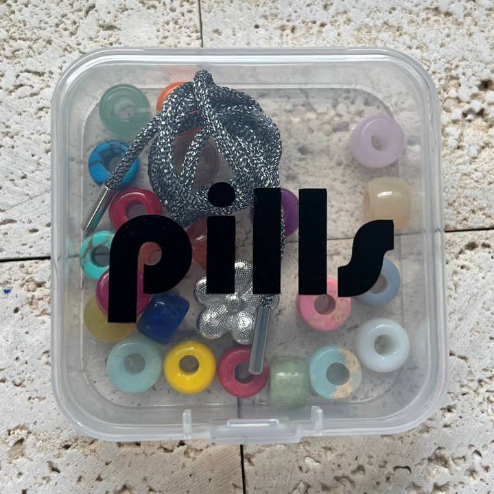 Kit de bracelet DIY avec perles de poney en pierres précieuses et étui personnalisé, police noire pour la vente par LB Beadz