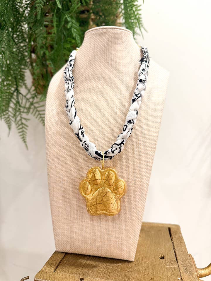 Bandana Blanca Gruesa con Collar de Garra de Tigre con Hoja de Oro para venta al por mayor de Chic’d Out