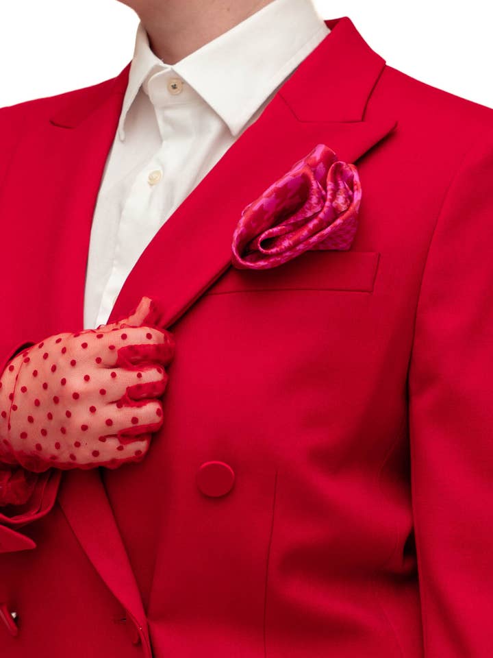 Pañuelo de Bolsillo de Seda Satinada con Estampado de Pata de Gallo Loca - Rosa y Rojo Edición Limitada 13º Aniversario Pre-Orden para venta al por mayor de Nikki Marie