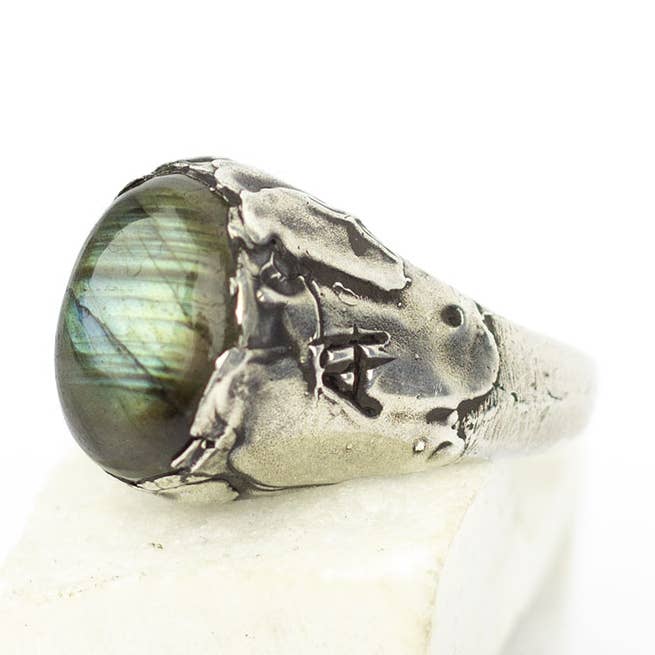 Bague chevalier vulcain labradorite (Copy) pour la vente par Arlo Haisek