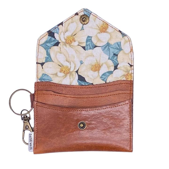 Portefeuille à cartes Magnolia pour la vente par Daisie Maze