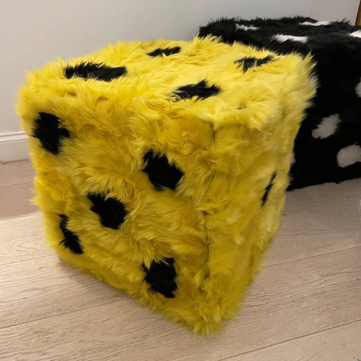 Furry Dice Pouffe Toscana Shearling - Helder Geel voor wholesale door Wildash London