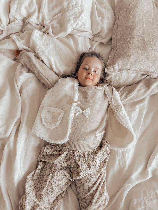 Annie & Charles – Engroshandel Vest - Børn – Annie & Charles® blød vest med teddyfleece og blondekanter5