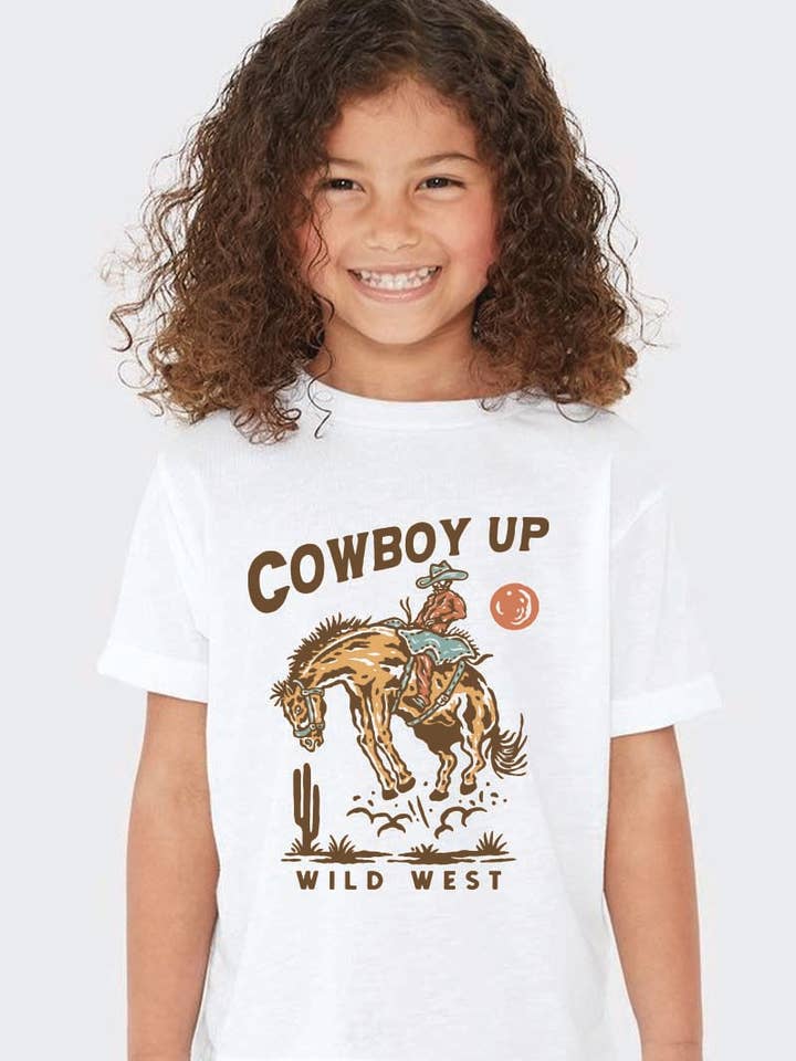 L1252 - T-shirt com grafismo COWBOY UP por atacado de KNOCK ON THE STYLE
