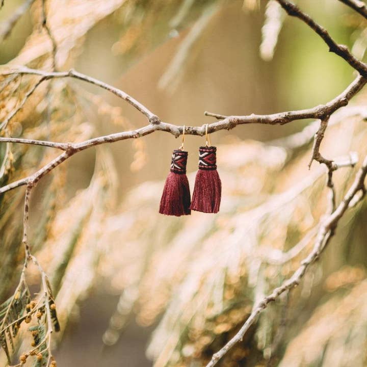 Bordeaux kwastjes oorbellen voor wholesale door Bec Stern