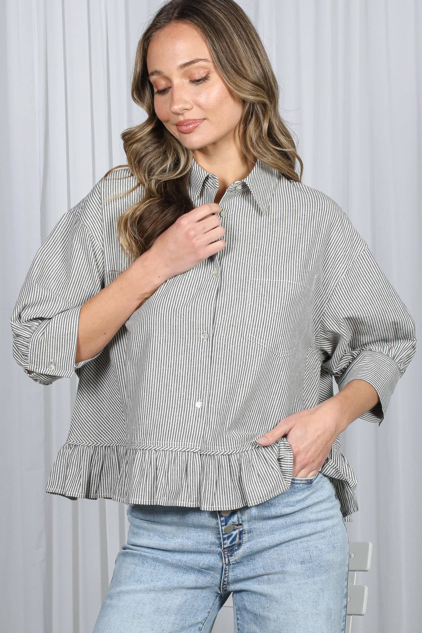 Vine & Love – Camisa com botões no colarinho – Mulher por atacado – Camisa às Riscas com Detalhe de Bolso e Bainha com Folhos 100% Algodão VT82772A5