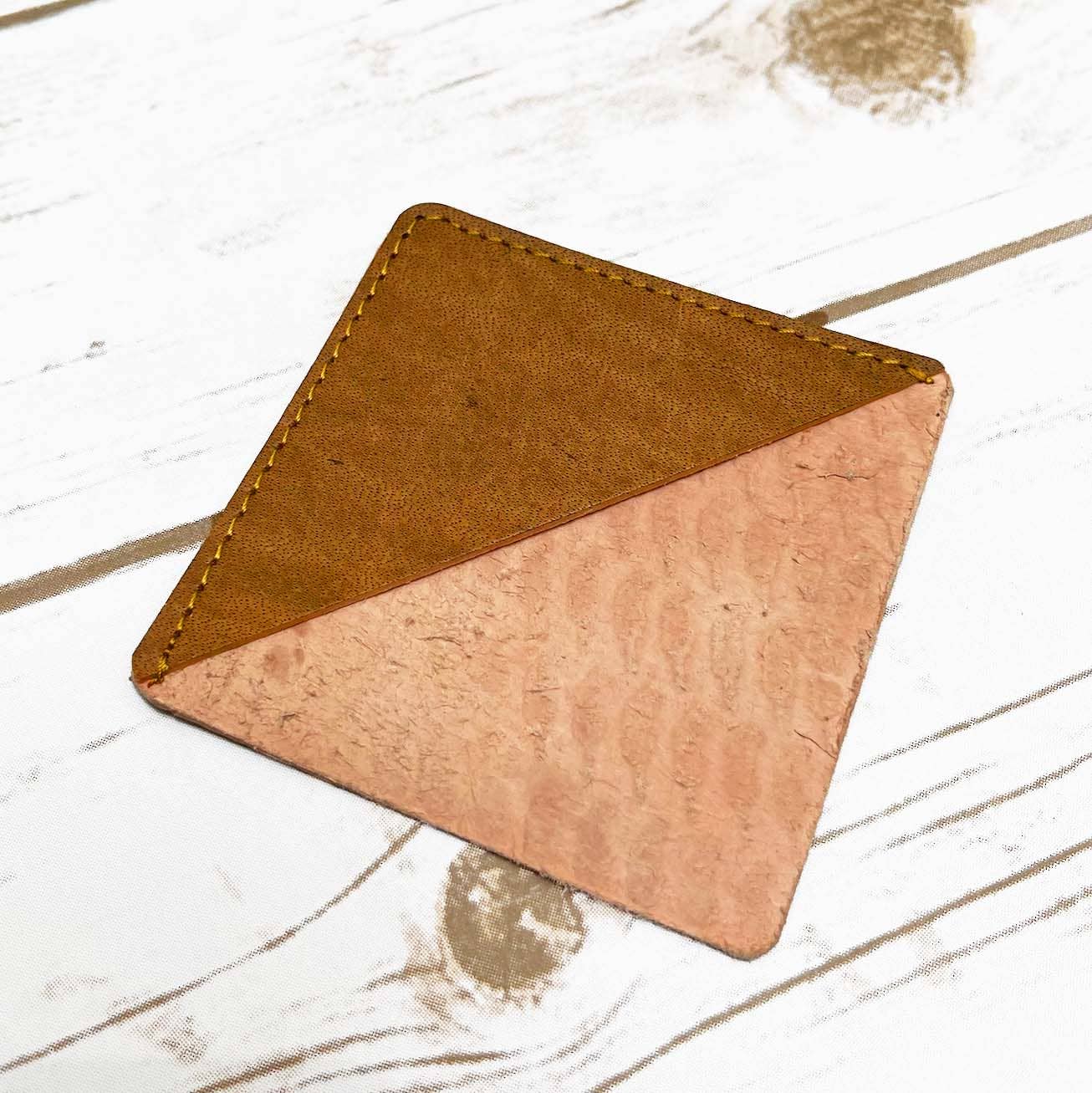 Soothi | Containers Of Creativity - Vendita all'ingrosso Segnalibro - Segnalibri quadrati in pelle10