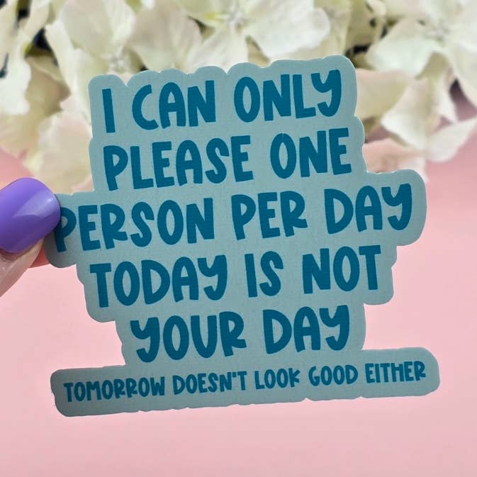 Vandtæt klistermærke - Jeg kan kun glæde én person om dagen - Sarkastisk klistermærke - Sjovt klistermærke - Frækt for engroshandel hos The Grumpy Tortoise