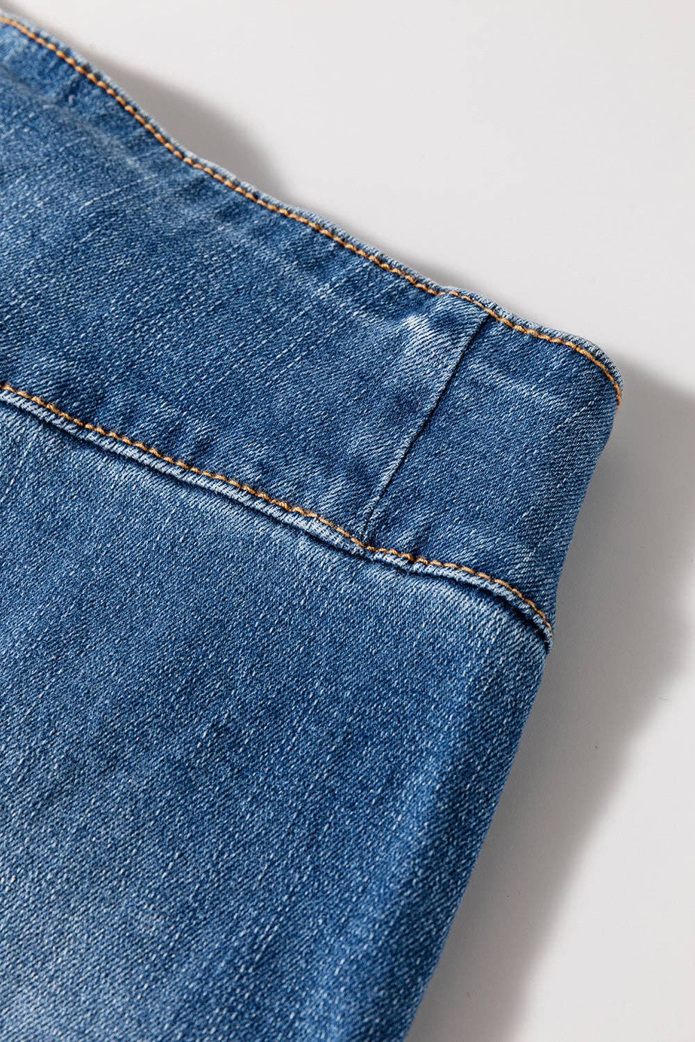 Sail Blue Jeans svasati blu a vita alta con chiusura a bottoni e orlo grezzo in vendita all'ingrosso su Faire5