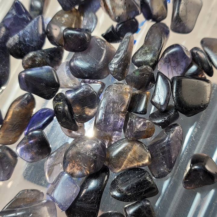 Aquamarine Daydream Wholesale – Engroshandel Spirituelle sten og krystaller – .5 kg Iolite Tumbles ~ Polerede Krystaller