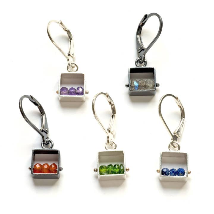 MJ03E - Mini firkantede øreringe, leverbacks for engroshandel hos ASHKA DYMEL Studio