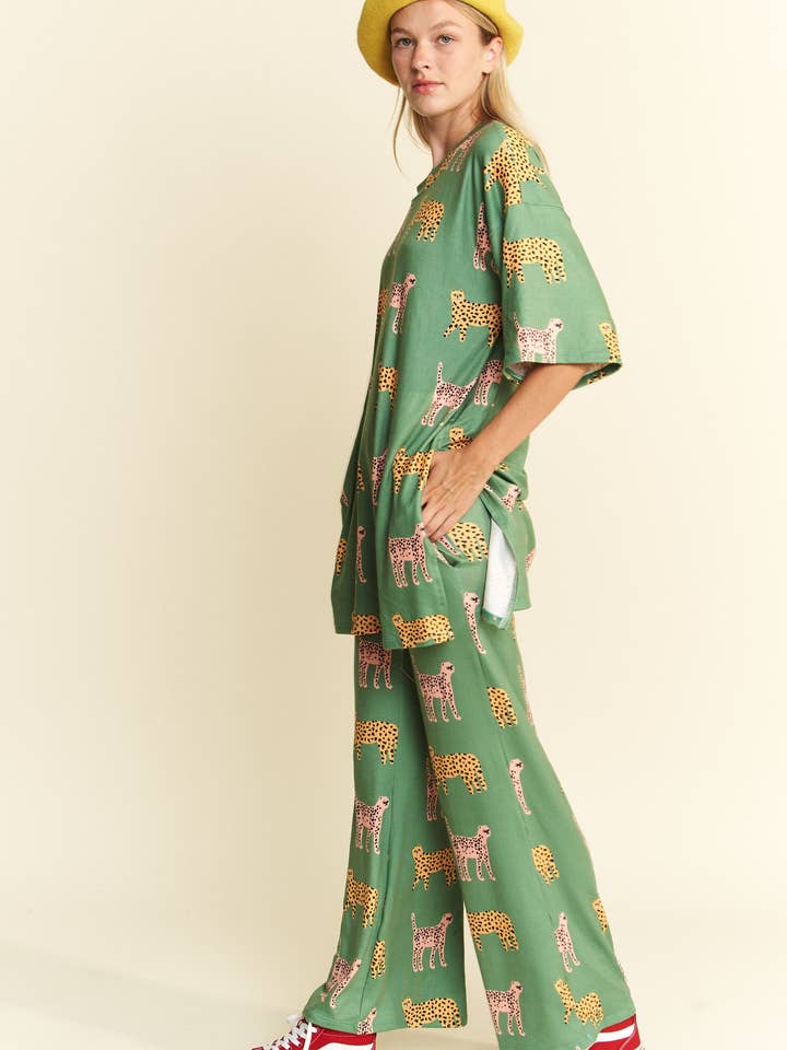 JADE BY JANE – Großhandel Loungewear-Set – Damen – Set aus Oberteil und Hose mit Gepardenmuster13