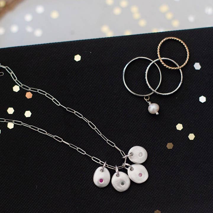 Birthstone hänge/Charm-halsband för wholesale av Isabelle Grace Jewelry