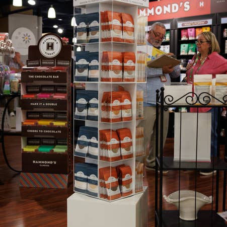 Display da pavimento rotante ed espositore opzionale per barattoli - vuoto per la vendita all'ingrosso da parte di Salt Sisters