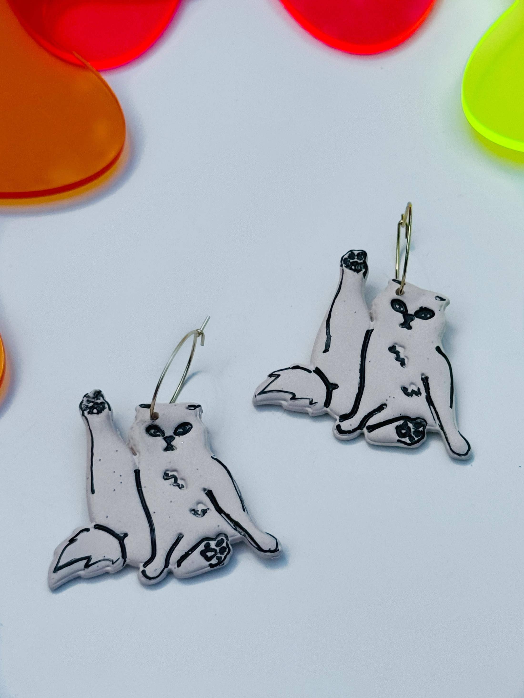 Delaney and Blu - Wholesale Hangende/ronde oorbellen - Krachtkat Pose