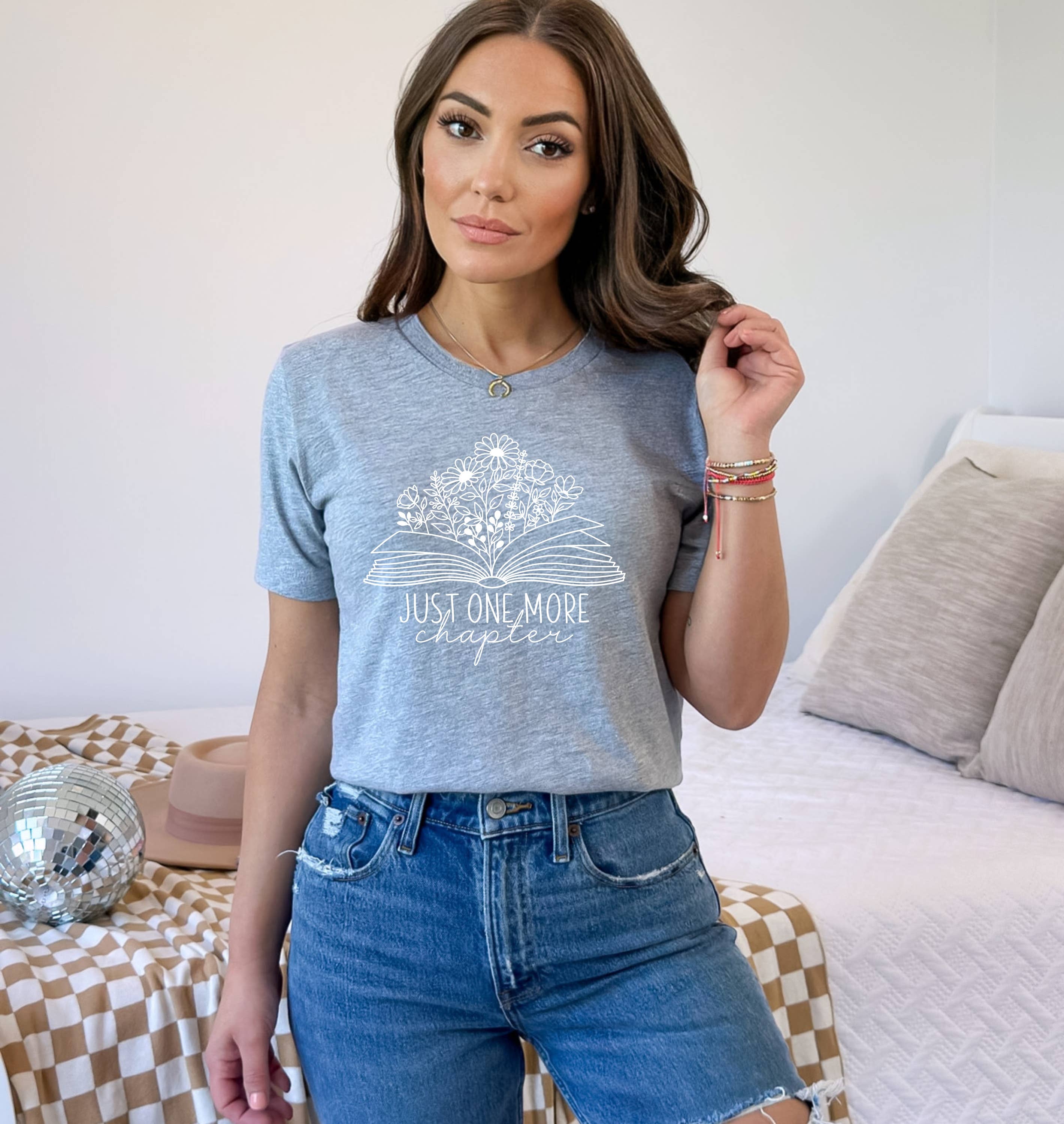 Humm & Willow – wholesale T-shirts med screentryck – Dam – Just One More Chapter Shirt - Book Lover Shirt3