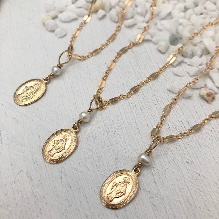 Collier délicat médaille miraculeuse pour la vente par Isabelle Grace Jewelry