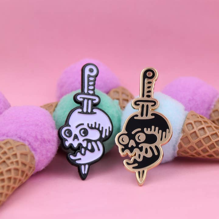 Real Sic – Großhandel Anstecker/Button – Real Sic Totenkopf im Tattoo-Stil, Okkulte, Halloween-Emaille