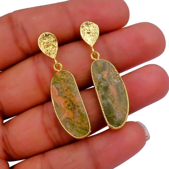 Goldplattierte Ohrstecker mit natürlichem Unakit-Jaspis für Damen für den Großhandel von El Joyero
