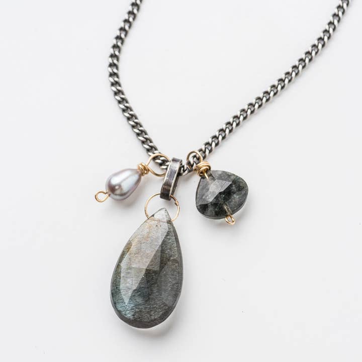 Kühne Tropfenkette aus Moos-Aquamarin mit Edelsteinkluster für den Großhandel von Original Hardware