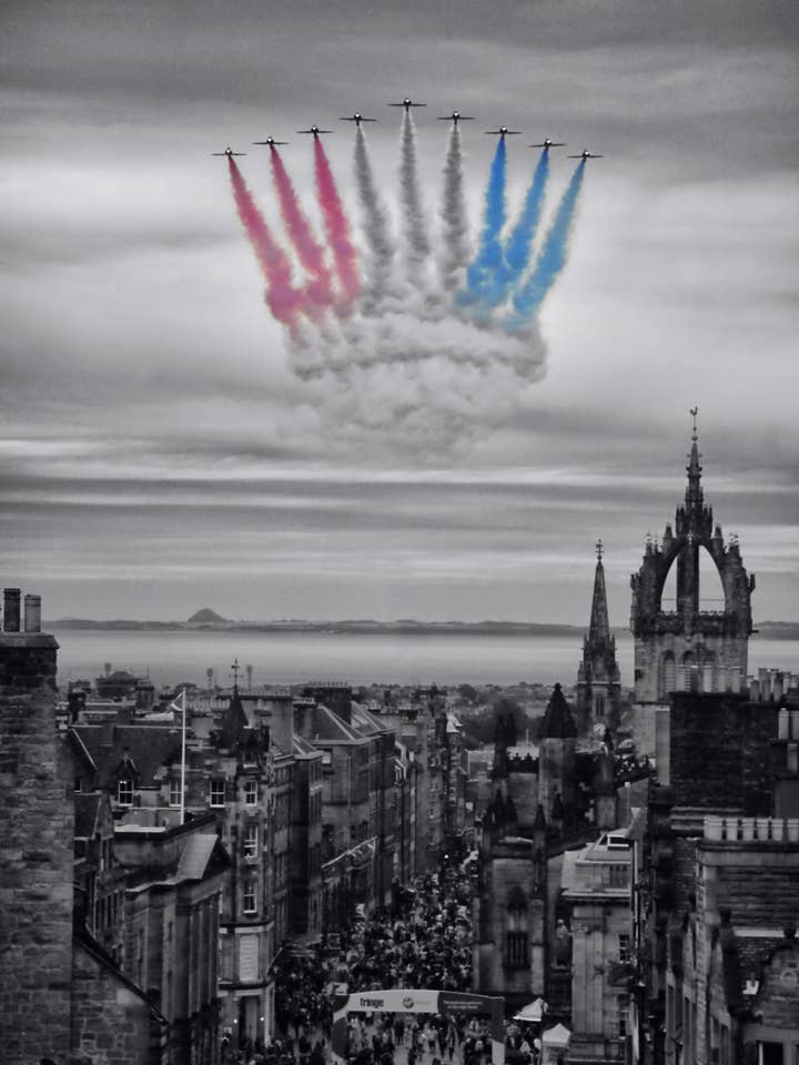 Cartaz de Edimburgo - setas vermelhas sobre a Royal Mile por atacado de Posters & Puzzles