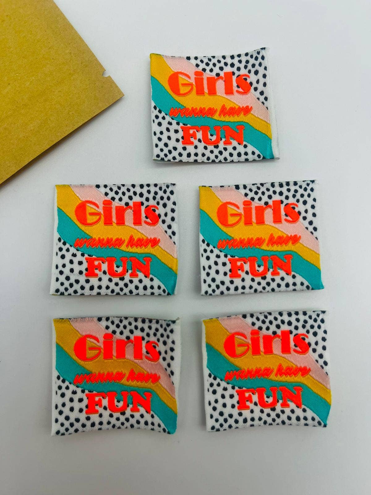 L’Étiquette Home Couture – wholesale Sömnadskit – Lurex påsydd etikett: Girls wanna have fun1