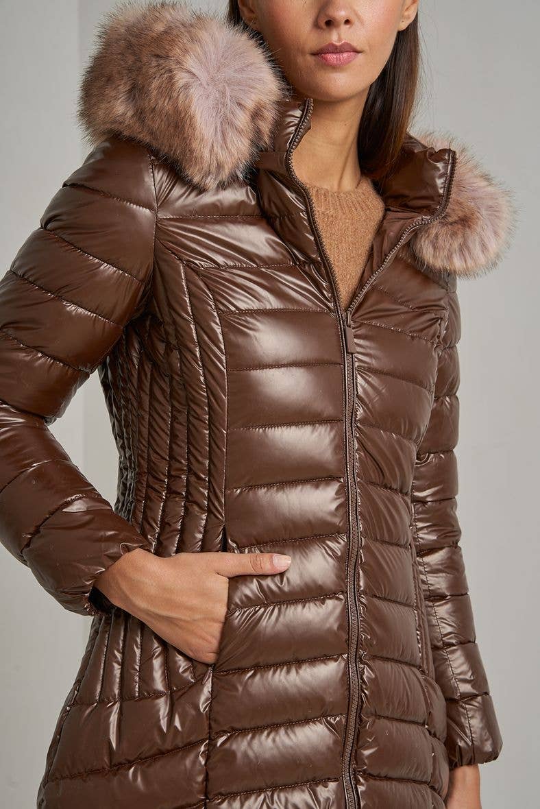 Attrait Paris – Großhandel Pufferjacke – Damen – Metallic lange Steppjacke mit Fell am Kapuzenrand13