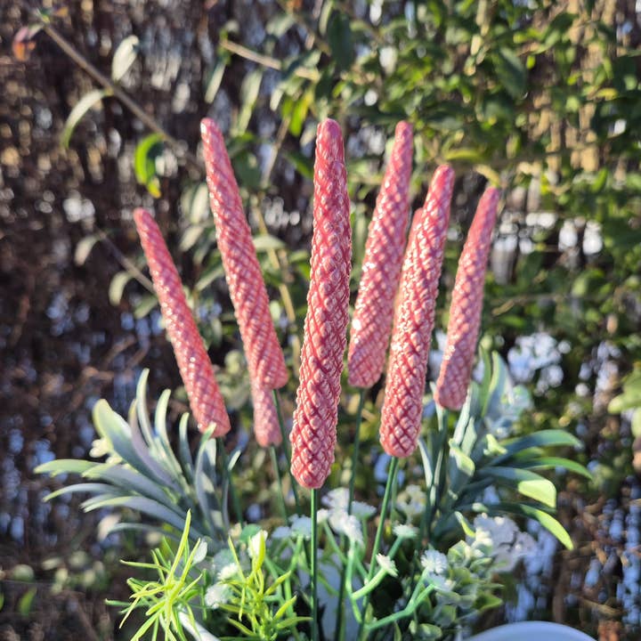 Fiore in ceramica rosa lavanda, supporto per piante per la vendita all'ingrosso da parte di Pannonhem AB.