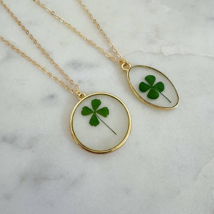 Laalee Jewelry Halskette mit grünem vierblättrigem Kleeblatt für St. Patrick’s Day für den Großhandel von Laalee Jewelry