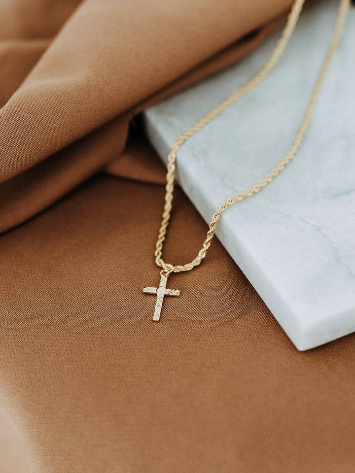 Collier Croix Gravée pour Homme sur Chaîne en Corde pour la vente par Sydney Rose Co.