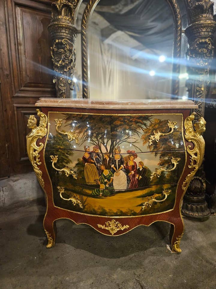 Commode Louis XV Bombe – Commode Ancienne Française Peinte à la Main avec Dessus en Marbre pour la vente par MALuxury Furniture