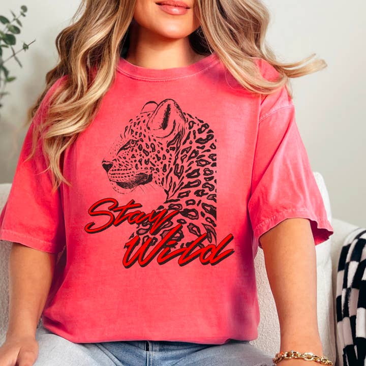 Shoppe SHC - Vendita all'ingrosso Tunica - Donna - Maglietta Grafica Retro Grunge Stay Wild | Comfort Color9