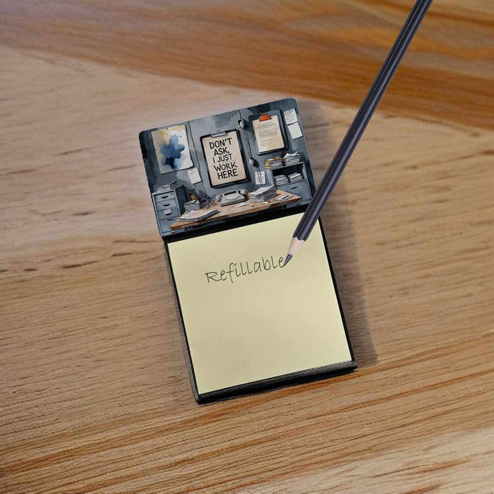 Ik werk hier alleen grappige plaknotitiehouder voor cadeau van de leraar. voor wholesale door Caroline's Treasures