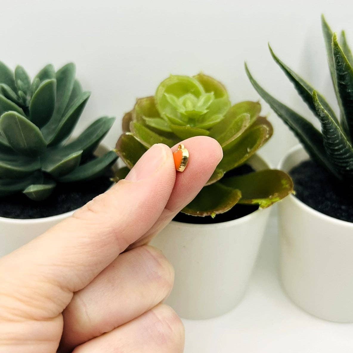 Guerrilla Charm - Vente Breloques/médailles personnalisées - Petits pendentifs cœur en émail orange et or, 8x7,5 mm3