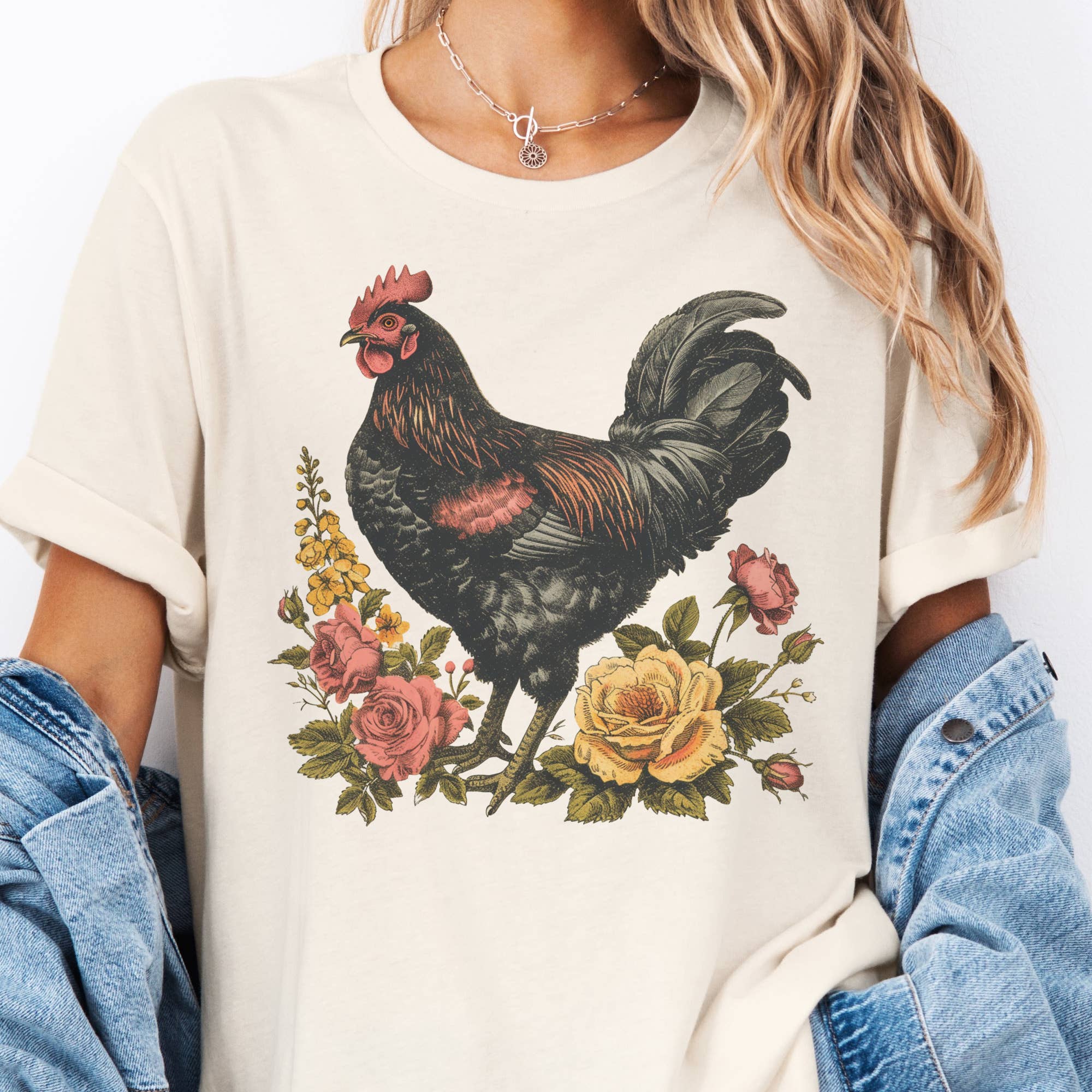 Par.tees by Party On! – Engroshandel Grafisk t-shirt - Dame – Kylling Land Blomstret Hane Landmandsmarked Grafisk T-shirt2