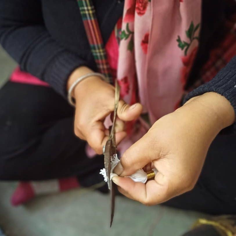 Luna-Leena  - handmade in Nepal - Wholesale Keychain - Women's - sleutelhanger kwast grijs/zwart - tasbedel - biologisch handgemaakt5